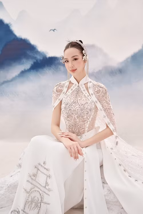 Tà áo dài trắng khắc họa hình ảnh Đại nội Huế cùng hàng nghìn viên đá được đính kết tỉ mỉ.