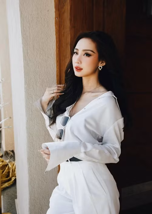 Người đẹp quê Cần Thơ có lịch trình công việc dày đặc trong 1 năm qua. Trước khi ở Ai Cập để kết thúc hành trình Hoa hậu Liên lục địa, Bảo Ngọc có chuyến công tác tại Dubai.
