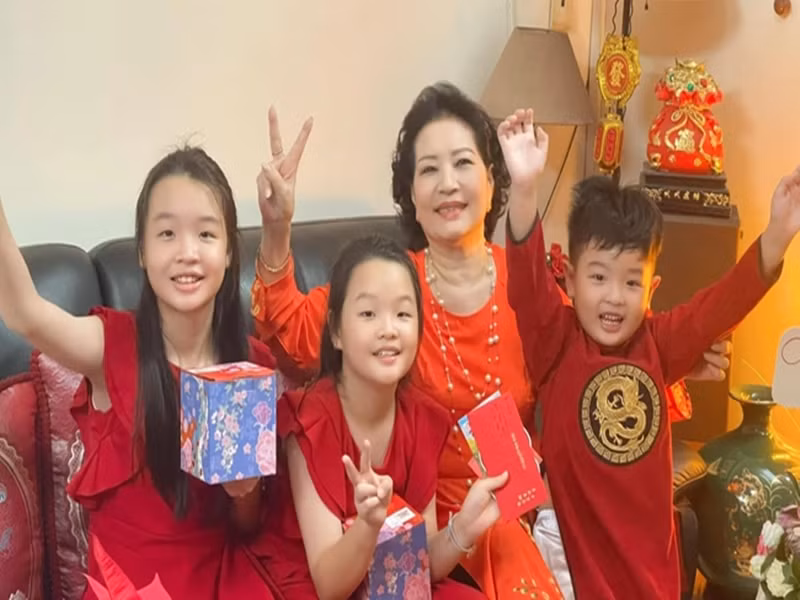 Nghệ sĩ Hà Xuyên kết hôn năm 20 tuổi. Sau khi có hai con, vợ chồng nữ diễn viên chia tay. Hiện tại, nữ diễn viên phim Biệt động Sài Gòn sống cùng chị gái tại TP.HCM. Tuy ở riêng, nhưng con cái bà vẫn thường đưa các cháu về chơi. Ảnh: Dân Việt.