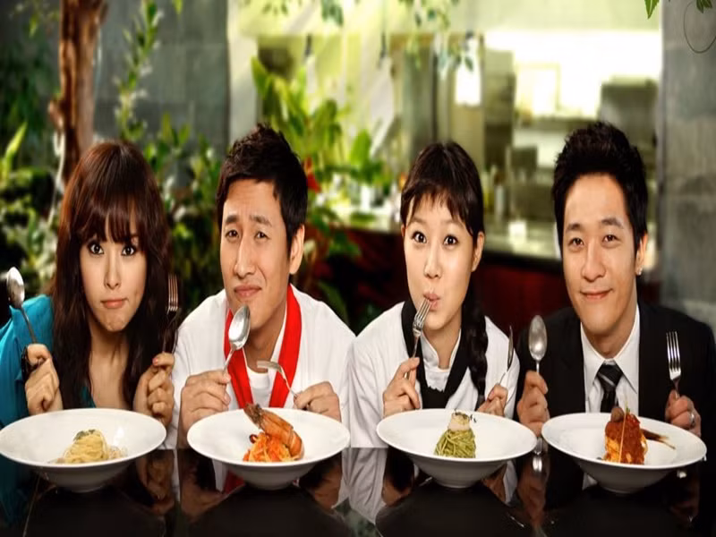 Năm 2010, Lee Sun Kyun đóng chính phim Pasta: Hương vị tình yêu. Lúc này, tên tuổi của anh bắt đầu được nhiều khán giả biết đến. Ảnh: Harper's Bazaar Vietnam.