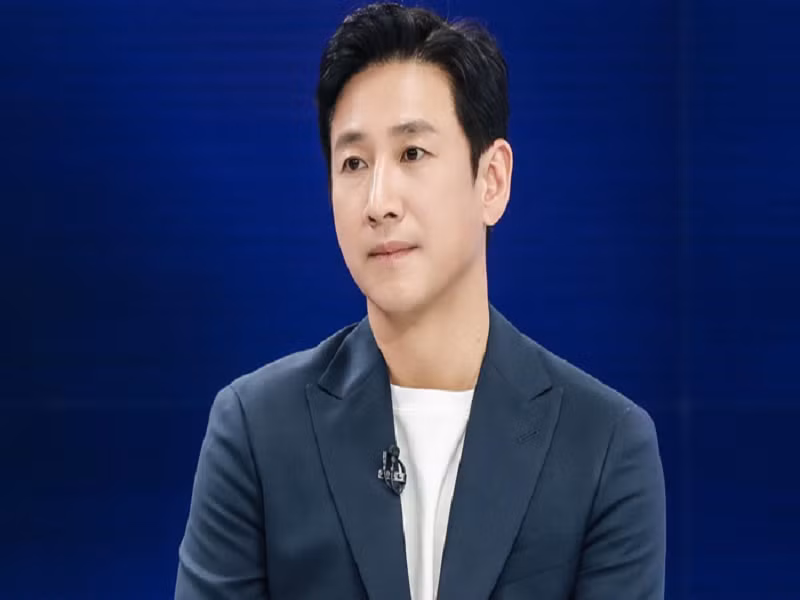 Lee Sun Kyun tốt nghiệp Trường Sân khấu Đại học Nghệ thuật Quốc gia Hàn Quốc. Anh bắt đầu đóng phim, diễn kịch từ năm 2001. Ảnh: Dân Việt.