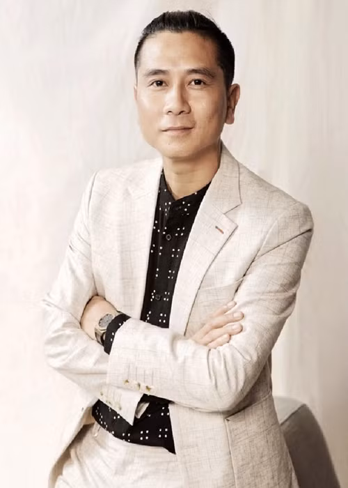 NSND Quốc Hưng - Phó Giám đốc Học viện Âm nhạc quốc gia Việt Nam chia sẻ về việc Hồ Hoài Anh nghỉ việc: “Cá nhân tôi đánh giá Hồ Hoài Anh là nghệ sĩ tài năng. Hồ Hoài Anh sống chan hòa, giản dị và được đồng nghiệp ở Học viện Âm nhạc quốc gia Việt Nam yêu mến. Về phía nhà trường, chúng tôi đã tạo điều kiện cho Hồ Hoài Anh nghỉ thời gian dài. Nghỉ việc là nguyện vọng của Hồ Hoài Anh và chúng tôi tôn trọng quyết định đó”. Ảnh: Dân Việt.