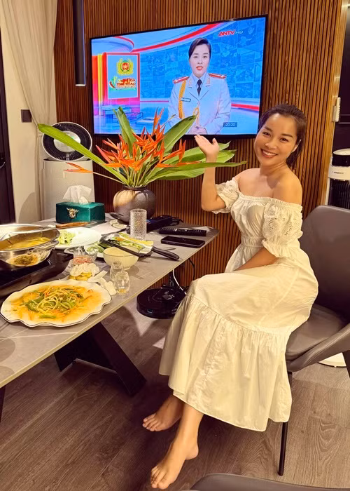 Minh Hương là người phụ nữ đảm đang. Cô đam mê nấu ăn, trang trí nhà cửa. Ảnh: FBNV.