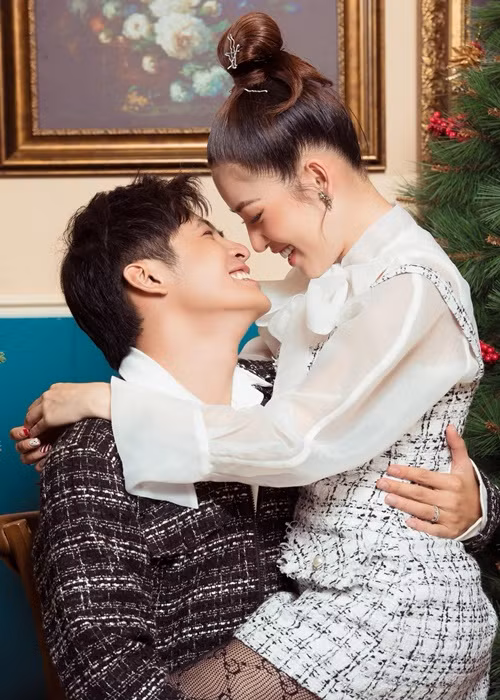 Cặp đôi giữ kín bộ ảnh ngọt ngào chụp Giáng sinh năm 2019 bởi không muốn công khai chuyện tình cảm.