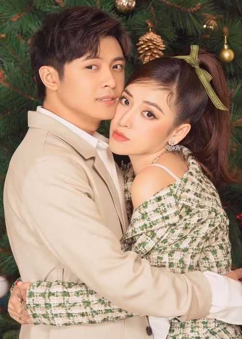 Dịp Giáng sinh 2023, vợ chồng Puka tung loạt ảnh chụp từ Giáng sinh năm 2019.