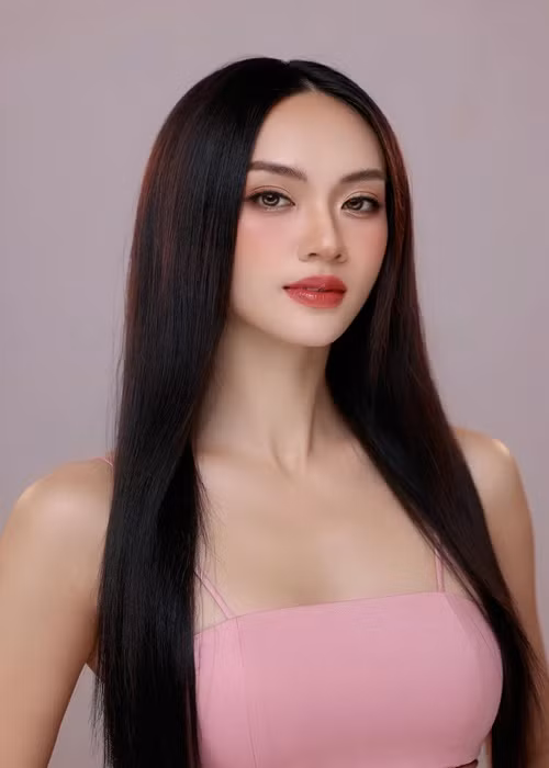 Vẻ đẹp của Thúy Quỳnh được nhận xét đậm chất Á Đông.