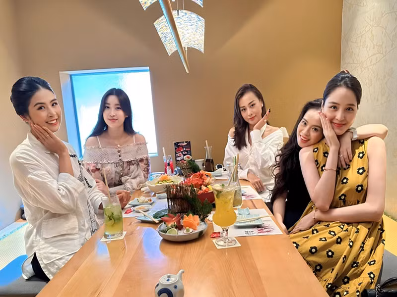 Ngọc Hân thường xuyên ăn uống cùng Mỹ Linh, Hoàng Anh, Phương Oanh.