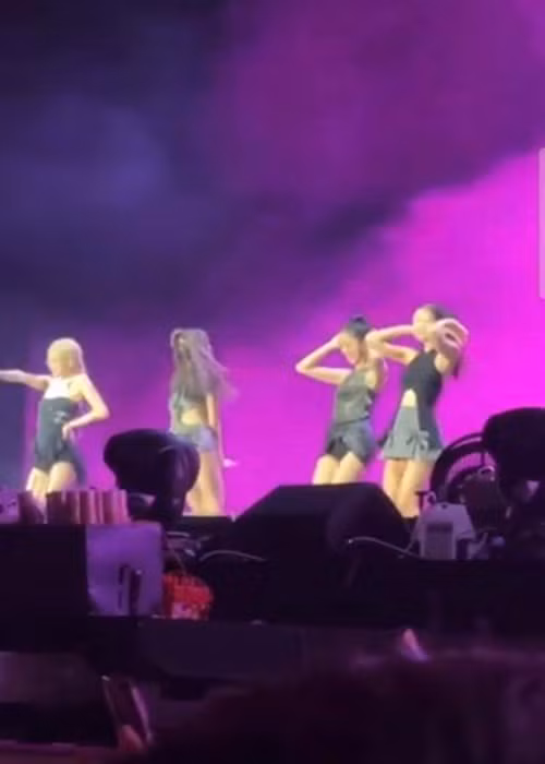 Trong đêm nhạc, BlackPink bất ngờ nhảy See tình - bản hit của Hoàng Thùy Linh gây sốt châu Á. Các thành viên nhóm nhạc chia sẻ, họ vô tình thấy clip cover bài hát này trên mạng xã hội và nhận ra đó là một bài hát đến từ Việt Nam. Vì vậy, BlackPink học nhảy cover để dành tặng khán giả Việt Nam. Ảnh: Dân Trí.