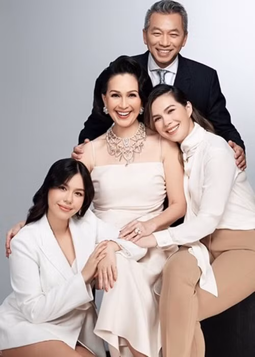 Vợ chồng Diễm My có 2 cô con gái: Thùy My và Quế My. Ảnh: FBNV.
