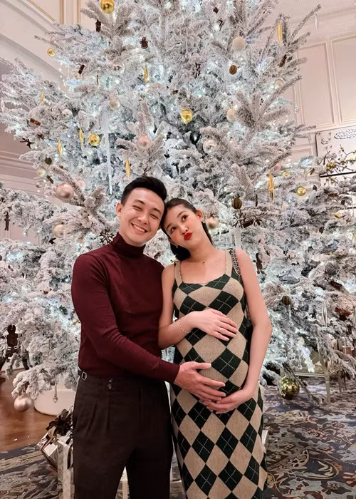Nàng hậu tiết lộ, trong ngày cưới năm ngoái, Phan Tô Ny nói: “Anh không muốn bày vẽ hay nói nhiều mà không làm được. Mình bên cạnh nhau trọn vẹn hạnh phúc được cứ thêm 365 ngày thì mỗi năm anh sẽ tặng vợ thêm một chiếc hột to hơn năm trước để làm tài sản".