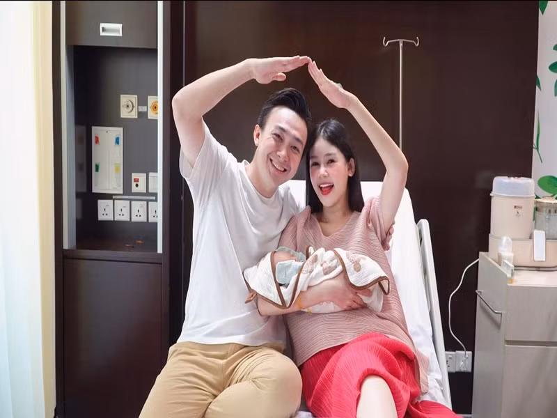  Lê Âu Ngân Anh vừa khoe hình ảnh sau khi hạ sinh con trai đầu lòng vào ngày 11/12.
