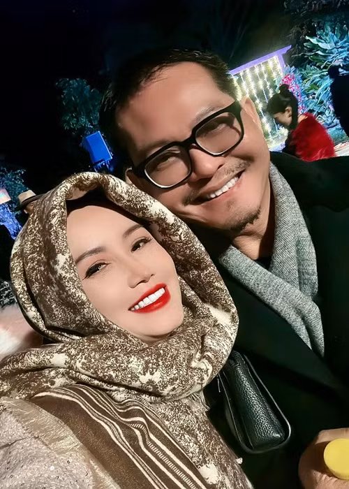 Trên trang cá nhân, diễn viên Hoàng Yến vừa chia sẻ loạt ảnh bên các đồng nghiệp trong buổi buổi họp báo phim hài Tết 2024 Đại gia chân đất 14.