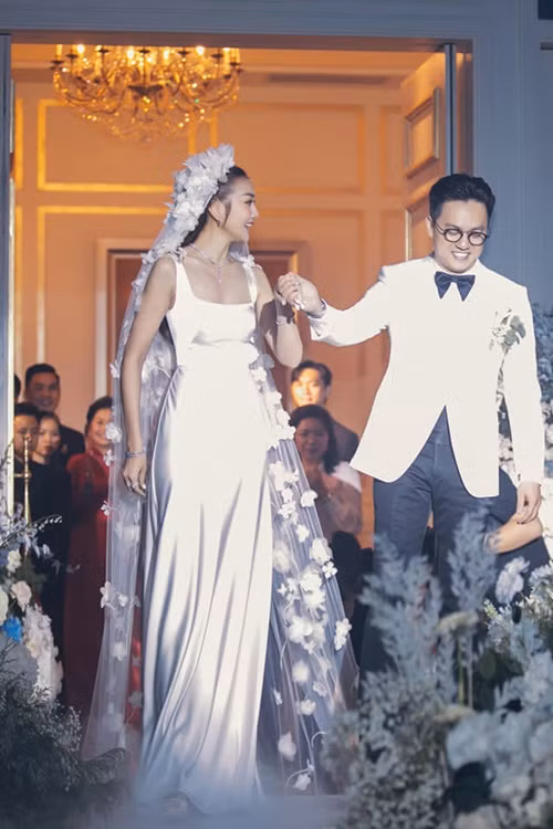 Đám cưới Thanh Hằng và nhạc trưởng Trần Nhật Minh được tổ chức tại nhà hàng sang trọng ở TP HCM vào tối ngày 22/10/2023. Không gian hôn lễ ngập tràn hoa tươi, mang tông màu trắng. Thực đơn tiệc cưới của Thanh Hằng có nhiều món sơn hào hải vị. Ảnh: FBNV.