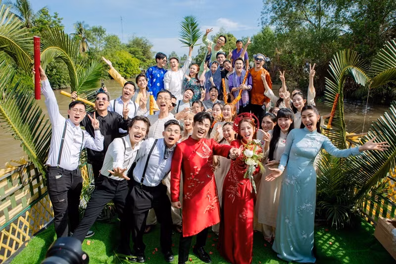 Diễn viên Puka chia sẻ trên Arttimes về các đám cưới xa hoa của mình: “Trước đám cưới, các bạn bè thân hay đùa là chắc đám cưới mày sẽ lời lắm đây. Tôi đáp lại chỉ huề vốn là mừng rồi. Đám cưới đời người chỉ một lần, vợ chồng tôi dồn hết tâm sức để bữa tiệc được chỉn chu nhất có thể, còn vấn đề lời lỗ thú thật cả hai không quan tâm lắm. Theo như tính toán sơ hiện tại thì là lỗ nhiều (cười). Tiền mừng cưới thì sẽ dùng vào việc chi trả cho các khoản tổ chức cho đám cưới. Mà thú thật là lỗ nhiều, phải bù vào đó (cười lớn). Cái lời ở đây là những tình cảm mà khán giả, người thân đã dành cho mình, điều đó rất trân quý”. Ảnh: FBNV.