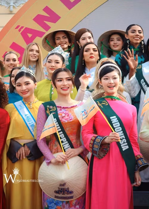 Yllana khoe vẻ đẹp dịu dàng trong tà áo dài Việt Nam. Ảnh: FBNV.