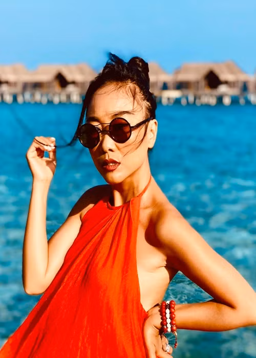 “Cuộc tình đó không thành. Khi đó, tôi đang ở bên nước ngoài, bỏ vé máy bay từ Mỹ về Việt Nam, mua một vé từ Mỹ sang Na Uy, nằm khóc bên nhà chị gái tôi", nữ ca sĩ chia sẻ.