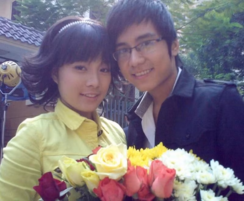Minh Hương tham gia diễn xuất trong phim Vệt nắng cuối trời bấm máy từ năm 2008, lên sóng năm 2010. Nhân vật của Minh Hương là Tường Vy - cô gái tuy theo học chuyên ngành kinh tế, tài chính lại thích điện ảnh, âm nhạc nên tham gia casting các vai diễn trong nhiều đoàn làm phim. Vy có mối quan hệ trên tình bạn dưới tình yêu với cậu bạn thân thiết (do Mạnh Quân đóng). Ảnh: Dân Trí.