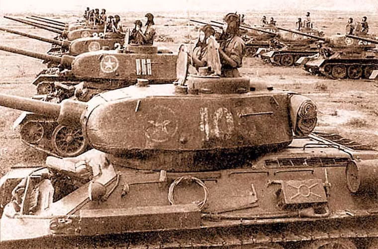 Tháp pháo của xe tăng T-34-85 khá dày, với mặt trước dày đến 90mm, 75mm ở hai bên hông và 52mm đằng sau.