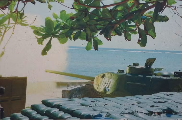 Theo đó, tuy được xếp hạng khá cũ nhưng hỏa lực của xe tăng T-34-85 vẫn rất hữu hiệu trong tác chiến chống đổ bộ (chống xe tăng, thiết giáp lội nước vốn được bọc thép mỏng; chống tàu đổ bộ nhỏ chở quân đánh chiếm bờ biển, đảo). Trong ảnh, ụ pháo tăng T-34-85 đặt trên các đảo thuộc quần đảo Trường Sa huấn luyện phòng thủ bắn mục tiêu trên biển trong diễn tập năm 2012. Ảnh tư liệu Bảo tàng TTG.