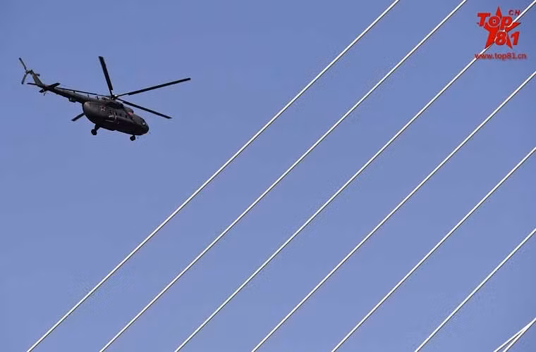 Trực thăng Mi-8 của Không quân Hải quân Hạm đội Thái Bình Dương duyệt binh trên không ở Vladivostok.