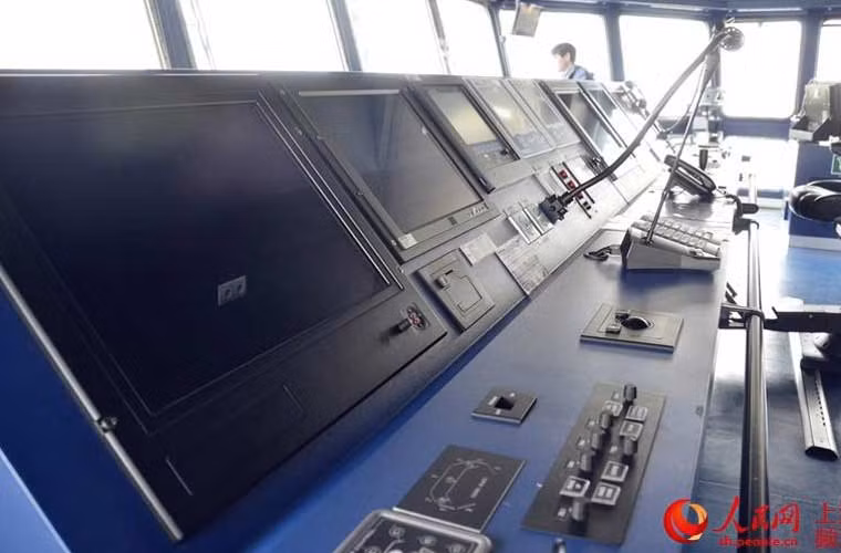 Cận cảnh hệ thống màn hình hiển thị trên tháp chỉ huy tàu dổ bộ.
