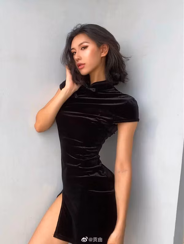 Dù mới 21 tuổi song Cố Sơ có kinh nghiệm hơn 4 năm tập luyện. Không ăn uống kiêng khem, hotgirl sinh năm 2001 có chút tăng cân song tỷ lệ cơ thể vẫn vô cùng nổi bật.