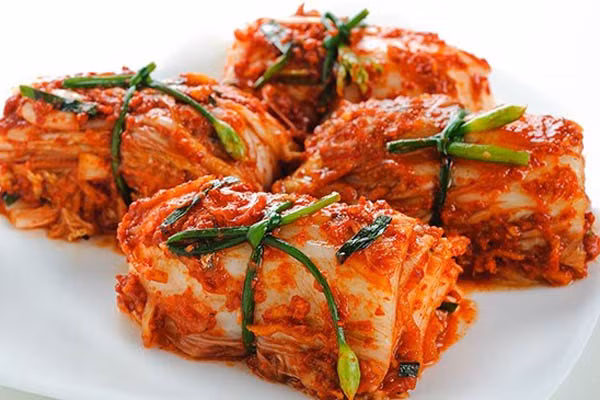 Cụ thể, ăn nhiều muối làm tăng nguy cơ huyết áp cao, làm tổn thương niêm mạc, viêm loét đường tiêu hóa.