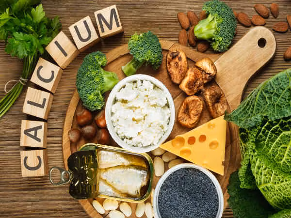 Thường xuyên tắm nắng để tổng hợp vitamin D. Cơ thể cần vitamin D để hấp thu canxi. Tăng cường thực phẩm giàu canxi như sữa, các chế phẩm từ sữa, hải sản, đậu và các sản phẩm từ đậu, rau xanh... trong bữa ăn hàng ngày. 