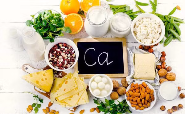 Lượng canxi khuyến nghị hàng ngày cho người lớn là 800 mg. Người trên 50 tuổi có nguy cơ loãng xương cao, cần bổ sung 1.000mg canxi/ngày.