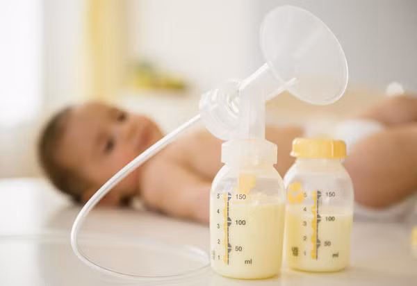 Để cơ thể hấp thụ canxi tối đa, tùy vào nhóm tuổi mà bổ sung theo liều lượng thích hợp. Trẻ dưới 6 tháng tuổi cần 200mg canxi/ngày. Với nhu cầu này, lượng canxi trong sữa mẹ hoặc sữa công thức có thể đáp ứng đủ. Do vậy, chỉ cần bổ sung vitamin D để tăng cường hấp thụ canxi, không cần thiết bổ sung canxi cho trẻ.