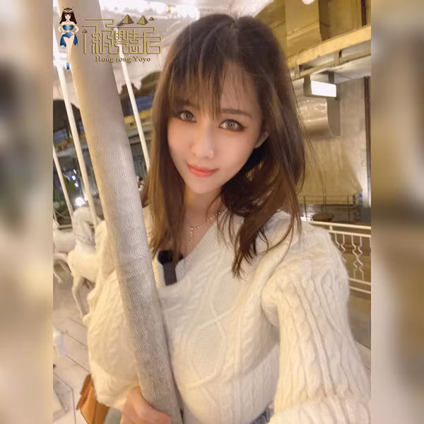Trên trang cá nhân, cô nàng thường xuyên đăng tải hình ảnh xinh đẹp, trang phục gợi cảm khoe khéo vòng 1 căng mẩy.