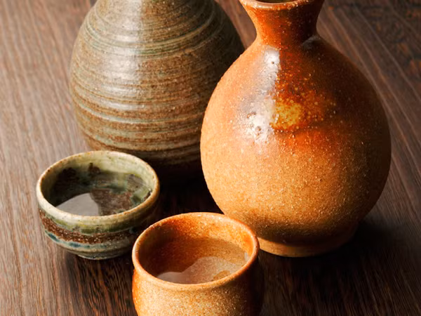 Rượu. Rượu truyền thống được ủ từ ngũ cốc. Quá trình lên men giúp rượu có thể bảo quản lâu mà không lo biến chất. Thậm chí, nhiều loại rượu càng để lâu càng ngon. Lưu ý, rượu cần được niêm phong kín, để nơi khô ráo tránh vi khuẩn, virus xâm nhập ảnh hưởng đến mùi vị.