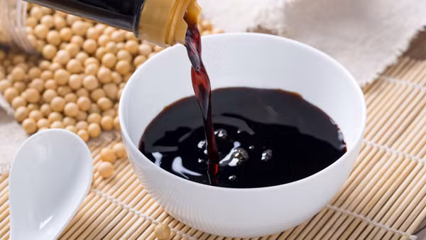 Nước tương. Tương là một trong những gia vị phổ biến, có tác dụng cải thiện độ tươi ngon của rau, tạo màu. Quá trình lên men giúp tương có thể bảo quản được lâu. Chỉ cần để nơi khô ráo, đảm bảo tương không nhiễm nấm thì không lo biến chất.