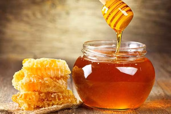 Bên cạnh đó, độ pH của mật ong từ 3 đến 4,5 nên môi trường trong mật có tính acid, tính acid này sẽ giết chết gần như mọi sinh vật muốn phát triển.