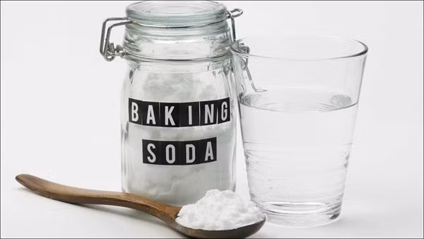 Nếu sẵn bột baking soda, bạn có thể cho vào hỗn hợp rồi rửa. Bột baking soda sẽ mang lại hiệu quả làm sạch trứng côn trùng, tạp chất ấn tượng.
