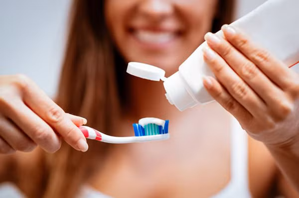 Tại Trung Quốc, “Quy chế quản lý và giám sát mỹ phẩm” chỉ rõ kem đánh răng thuộc loại mỹ phẩm thông thường. Nó có tác dụng làm giảm các vấn đề nướu, ngăn ngừa mẫn cảm, sâu răng. Do vậy, các loại kem đánh răng được quảng cáo có khả năng làm trắng cần cân nhắc kỹ trước khi mua.