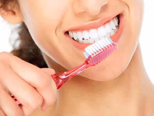 Kem đánh răng mang lại tác dụng làm trắng chủ yếu nhờ vào việc cọ sát giữa bàn chải với răng và chất làm sạch trong chúng. Điều này đồng nghĩa với việc khi ngừng sử dụng, răng sẽ trở lại màu sắc ban đầu.
