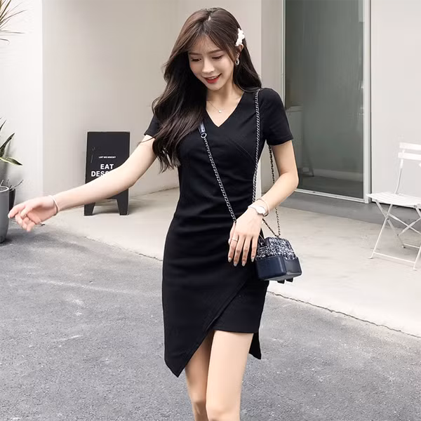 Nếu vẫn thích màu đen, bạn nên phối đồ với những màu sắc khác để tạo nên vẻ ngoài trẻ trung, tràn đầy sức sống. Hoặc bạn có thể chọn mặc những chiếc váy đen dáng ngắn, kiểu dáng đơn giản. Khoảng hở da thịt giúp người nhìn không còn cảm giác ngột ngạt, bí bách như những chiếc váy đen dáng dài.