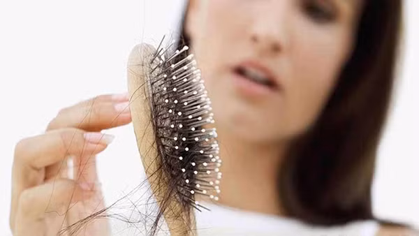 Rụng tóc thường xuyên, tóc dài trắng hai bên thái dương; khô mắt, đỏ và ngứa; Miệng đắng và khô, hơi thở thường xuyên có mùi hôi.