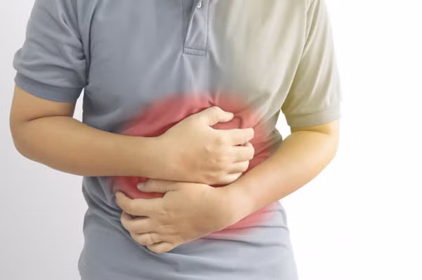 Da mọc nhiều mụn, tàn nhang; tâm trạng thất thường, dễ nóng giận; Chướng bụng, thường xuyên trung tiện; Nước tiểu vàng, đục, nặng mùi, táo bón, trĩ.