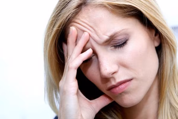 Móng tay có các đường dọc dài và có đốm trắng; Mất ngủ và mơ, thường mệt mỏi, thiếu năng lượng.