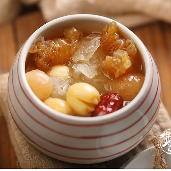 Với phụ nữ, hàm lượng collagen dồi dào trong bong bóng cá giúp da trở nên mịn màng, căng mượt, đẩy lùi tình trạng lão hóa. Đáng lưu ý, tỷ lệ collagen trong bong bóng cá được đánh giá cao hơn vây cá mập. Tác dụng làm đẹp được sánh với tổ yến.