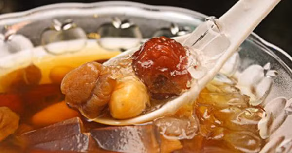Để tận dụng lợi ích sức khỏe của bóng cá, mỗi ngày một người trưởng thành có thể dùng 9-50g. Lưu ý, cần chọn loại có màu trắng đục hay vàng nhẹ, khô ráo, có độ cứng giòn đặc trưng. Tránh mua loại có màu vàng sậm, ẩm ướt, có mốc hoặc có mùi tanh nồng.