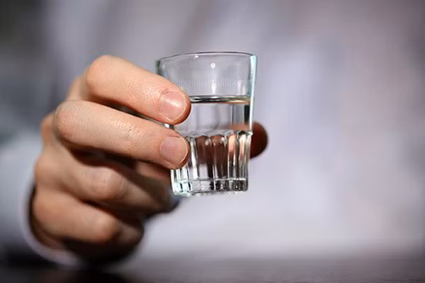 Uống nhiều rượu bia. Rượu bia không chỉ gây tổn thương gan mà còn có hại cho dạ dày. Nguyên nhân bởi rượu có thể gây kích ứng mạnh niêm mạc dạ dày. Tổ chức Y tế Thế giới từng xếp rượu vào danh sách những chất gây ung thư.