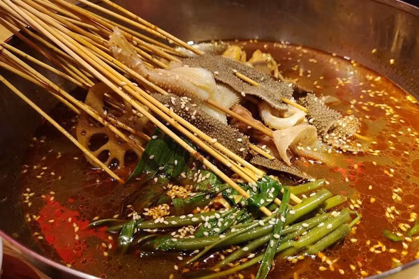 Ăn nhiều đồ cay nóng. Niêm mạc dạ dày rất nhạy cảm, chỉ chịu được thực phẩm nhiệt độ dao động 50-60°C. Nhiệt độ quá nóng dễ khiến niêm mạc bong tróc, suy giảm chức năng tiêu hóa và hấp thụ. Để có lợi, bạn nên hạn chế các món cay, lẩu... Bất chấp ăn nhiều sẽ dẫn đến viêm dạ dày, loét dạ dày... Theo thời gian, những bệnh này có thể tiến triển thành ung thư.