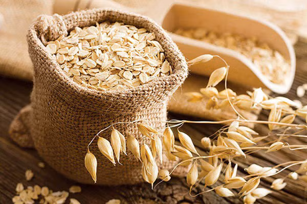 Yến mạch. Nhiều người được khuyên ăn yến mạch giảm cân. Thực tế, yến mạch không giúp tăng cường đốt cháy mỡ thừa. Khi ăn yến mạch, bạn sẽ cảm thấy no lâu hơn, đẩy lùi cảm giác thèm ăn. Nhờ vậy, yến mạch mang lại tác dụng hỗ trợ giảm cân.