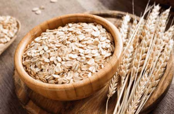 Tuy nhiên, loại hạt này rất giàu calo, trung bình 100g yến mạch chứa khoảng 389 kcal – gần gấp đôi gạo. Nếu không kiểm soát lượng ăn vào, yến mạch không giúp giảm mà còn gây tăng cân. Theo trang tin Sohu, mỗi bữa bạn chỉ nên ăn 30g bột yến mạch là đủ.