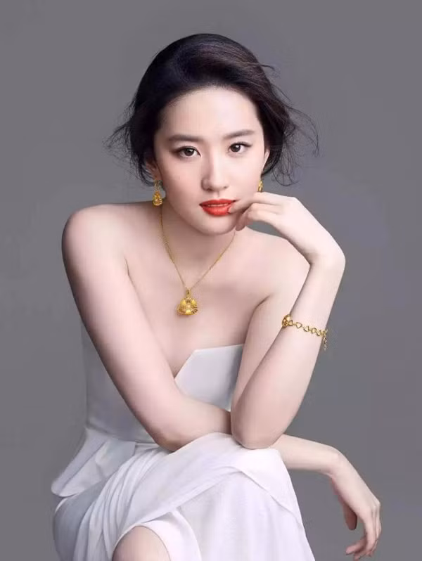 Sở hữu gương mặt phảng phất nét lạnh lùng, sống mũi cao, bờ môi hờn dỗi cùng làn da căng mịn, diễn viên Lưu Diệc Phi dễ dàng tỏa sáng giữa dàn mỹ nhân đẹp động lòng người.