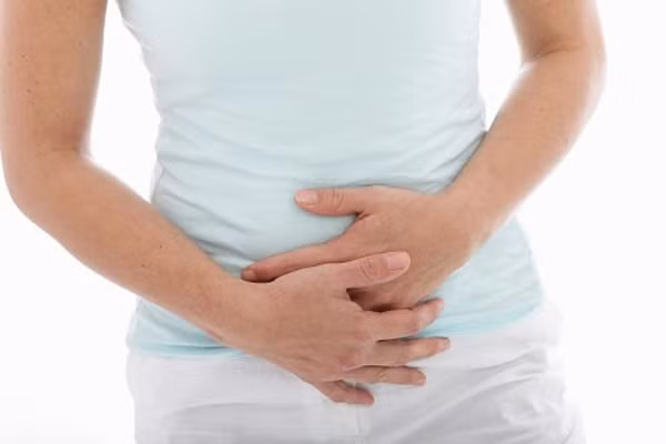 Một trong những mối nguy sức khỏe khi phá thai là tình trạng viêm nhiễm đường sinh dục. Khi thực hiện thủ thuật phá thai, mặc dù dụng cụ đều được tiệt trùng song tình trạng chảy máu vẫn tạo điều kiện cho vi khuẩn thâm nhập. Nhẹ thì gây viêm nội mạc tử cung, nặng có thể dẫn đến viêm dính tử cung, vô sinh, thậm chí tử vong.