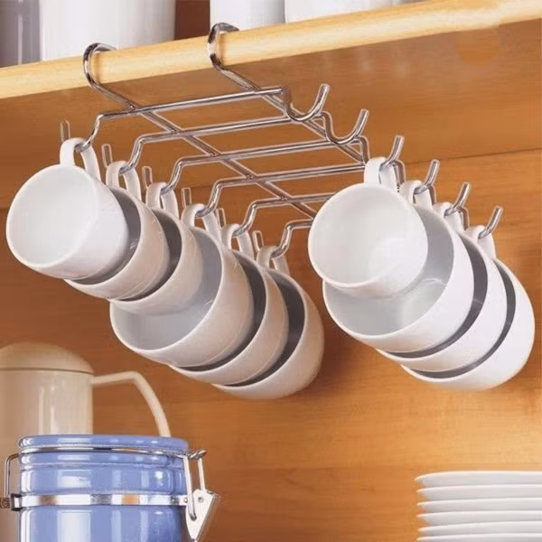 Sau khi trải nghiệm, nhiều chị em phàn nàn móc treo đồ chỉ phù hợp với những thứ mỏng nhẹ. Nếu treo cốc hay những vật nặng sẽ rất dễ gây rơi vỡ. Hơn nữa, những móc treo này không có vật phủ khiến côn trùng, bụi bẩn rất dễ đeo bám đồ vật.